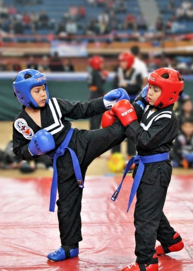Niños practicantes peleando combate continuo