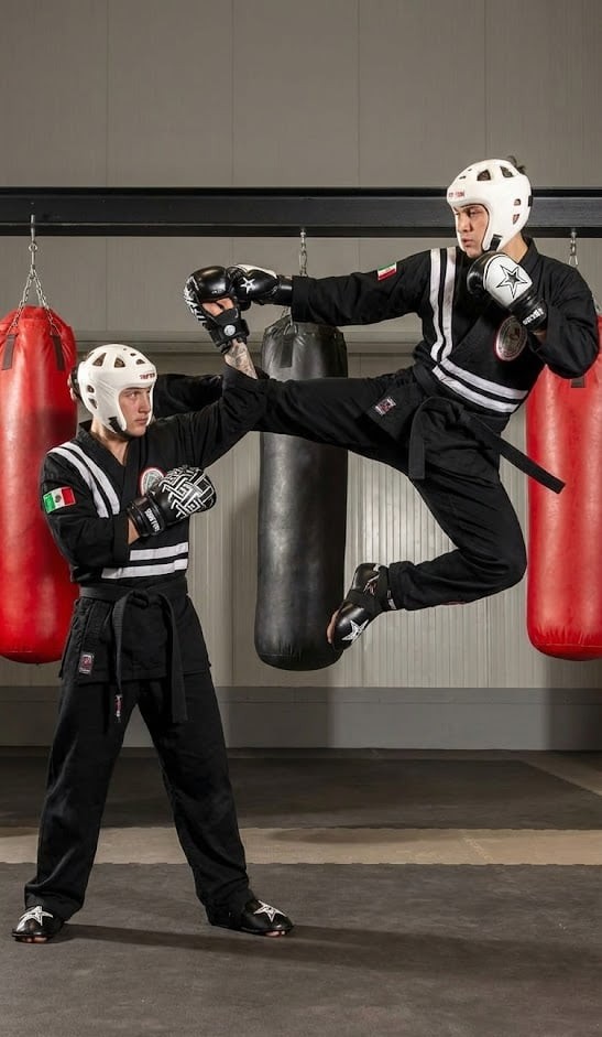 Competidores practicando pelea por puntos